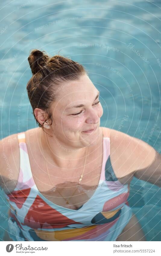 BADENIXE - BADEN - FRÖHLICH Frau Badenixe Wasser Pool Badeanzug grinsen Lächeln Fröhlichkeit Wegsehen badespaß Sommer Freizeit Freude Urlaub Erholung Glück nass
