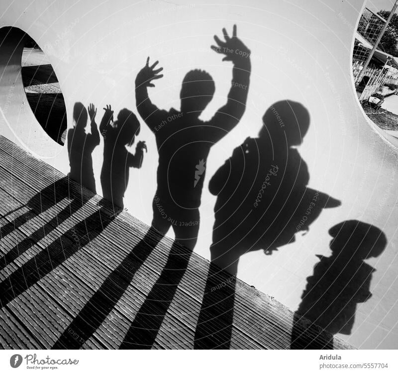 Schatten-Familienfoto s/w Wand Personen Menschen Arme Körper Pose Gruppe Erwachsene Kinder Schattenspiel Schattenwurf Kontrast Silhouette Licht und Schatten