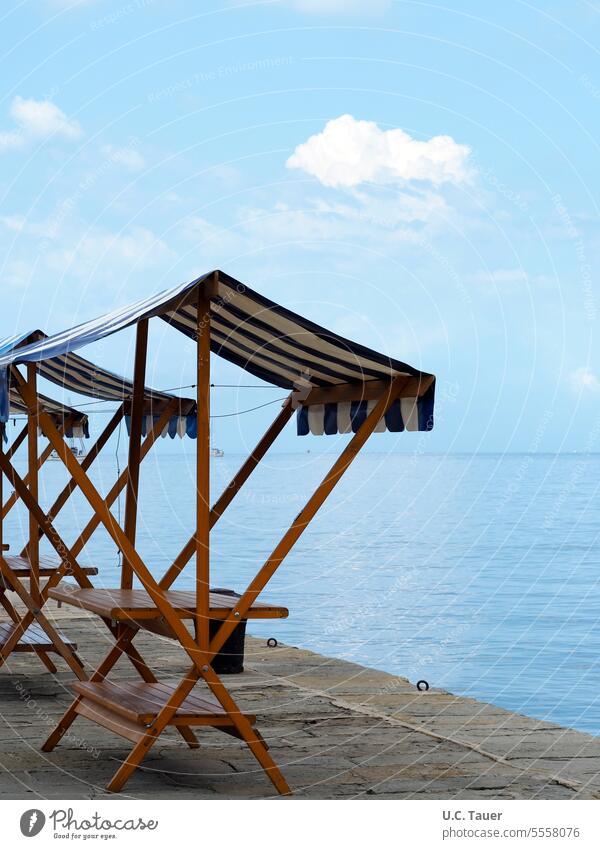 leere Marktstände am Meer blau Himmel Sommer Streifen Nachsaison Kai Marktstand Verkaufsstand Verkaufsstände Außenaufnahme Izola Slowenien
