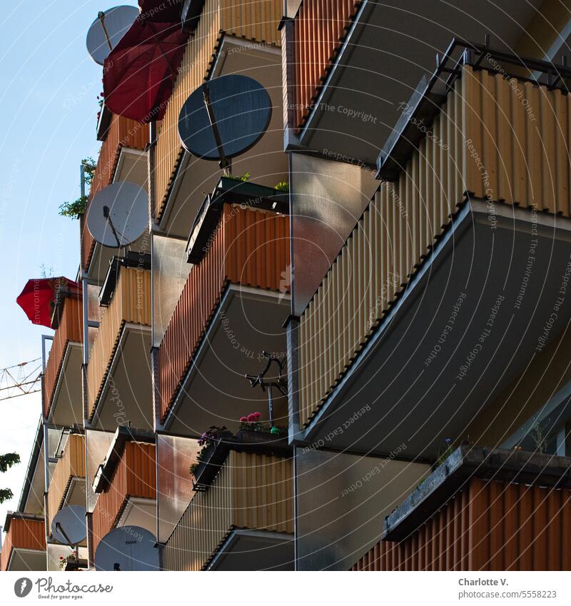 Balkonien | Hausfassade mit Balkonen, Sonnenschirmen und Satellitenschüsseln Fassade Architektur Bauwerk Strukturen & Formen Stadt Gebäude Außenaufnahme
