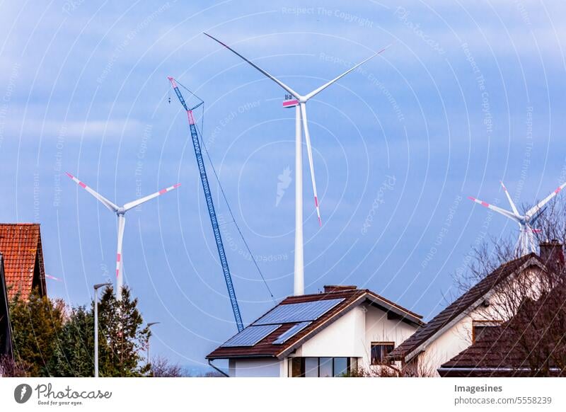 Bau und Montage einer Windkraftanlage per Kran in der Nähe eines Wohnviertels. Bauarbeiten am Windpark in Wörrstadt, Deutschland. Energiesparkonzept aus dem Windkraftanlagenbau
