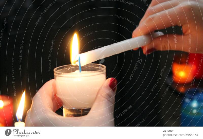 Friedenslicht Kerze anzünden Weihnachten Kirche Besinnung Licht Hände Advent Weihnachten & Advent Flamme Kerzenschein brennen Kerzenflamme leuchten besinnlich