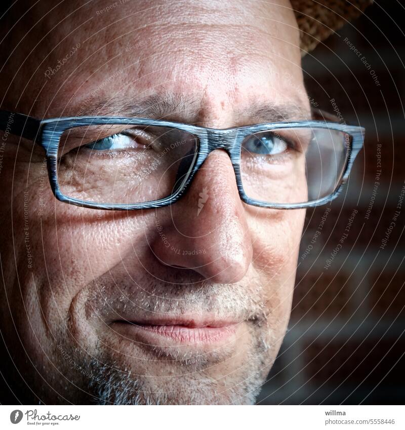 Der Charmeur - Nahaufnahme eines Mannes mit Brille verschmitzt lächeln Porträt Gesicht Blick in die Kamera Sehschwäche Brillenträger Zufriedenheit Dreitagebart