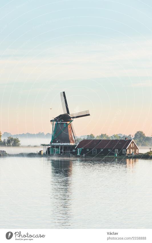Der beliebte Touristenort Zaanse Schans liegt in der Nähe von Amsterdam im Westen der Niederlande. Historische, realistische Windmühlen bei Sonnenaufgang. Das Wahrzeichen Hollands