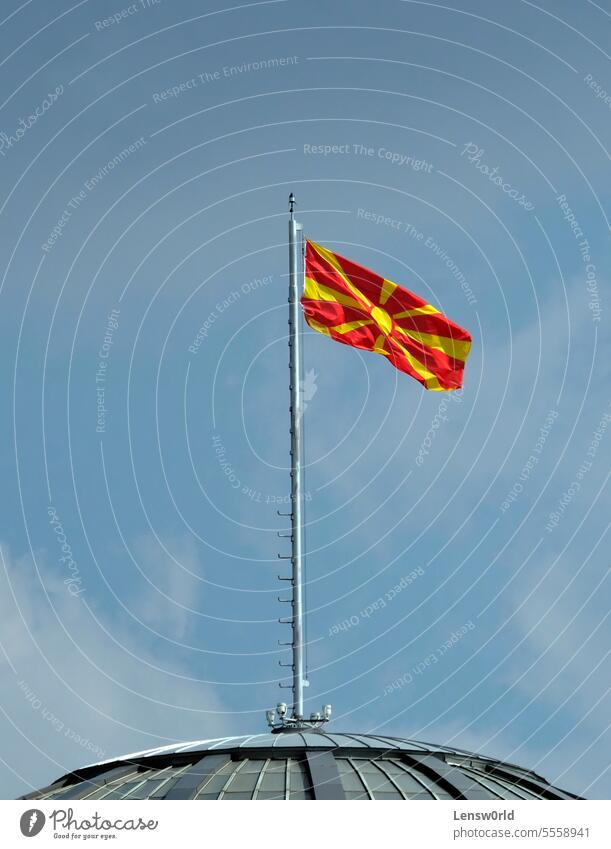 Die Nationalflagge von Nordmazedonien weht in Skopje im Wind Balkan Transparente Textfreiraum Land Emblem Fahnenmast Regierung Identität Selbstständigkeit
