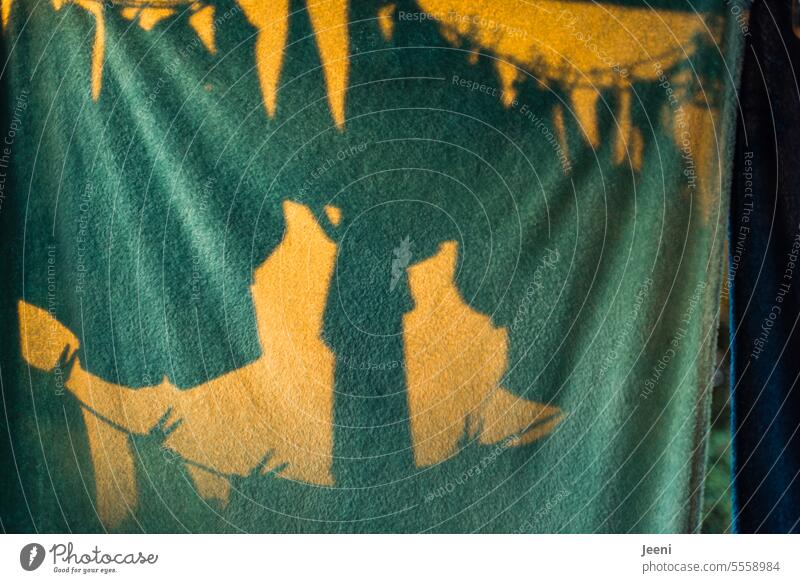 Wäscheschatten auf dem Handtuch Sommer Textilien Silhouette Umriss Campingplatz sauber Klammer Wäscheklammern Sauberkeit Waschtag Wäscheleine Bekleidung