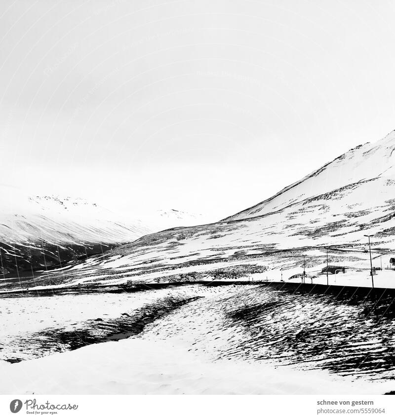 Der Norden Islands III Schnee im Hintergrund Berge u. Gebirge Natur Landschaft Winter im Freien kalt malerisch Himmel Felsen Eis Klima gefroren Formation Saison