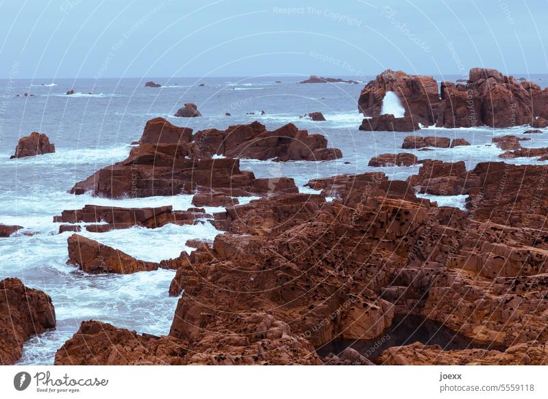Meer trifft auf felsige Küste in der Bretagne Felsenküste Wasser Himmel Wellen Horizont Außenaufnahme Brest Steine Landschaft Menschenleer braun Tag