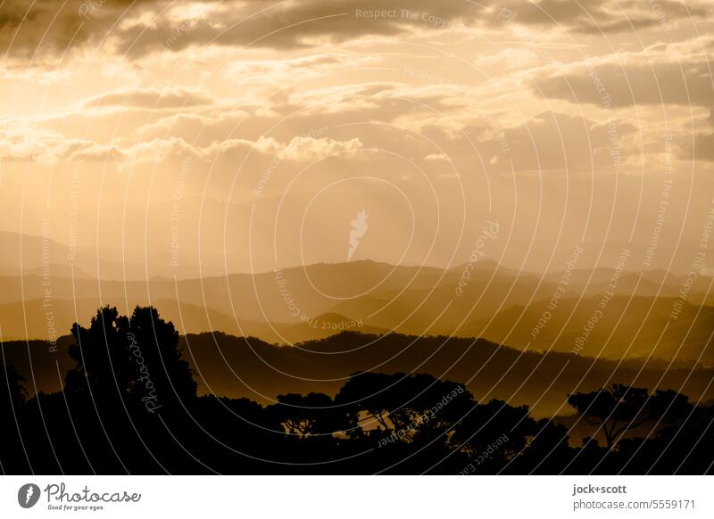 Abendlicht legt sich warm auf die Landschaft mit Panoramablick Berge u. Gebirge Natur Himmel Sonnenuntergang Wolken Panorama (Aussicht) Nationalpark Silhouette