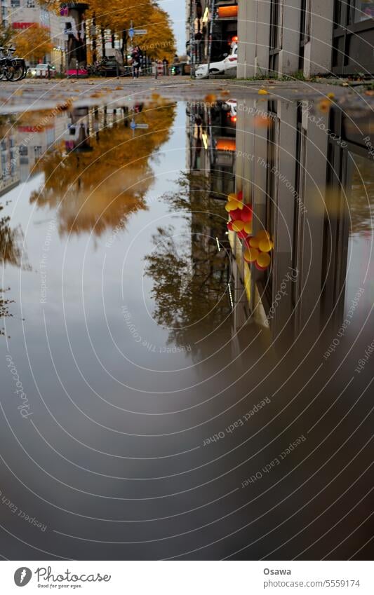 Pfütze mit Luftballons Spiegelung Straße Stadt Bürgersteig Regen Reflexion & Spiegelung nass Wasser Wetter schlechtes Wetter Außenaufnahme Regenwetter