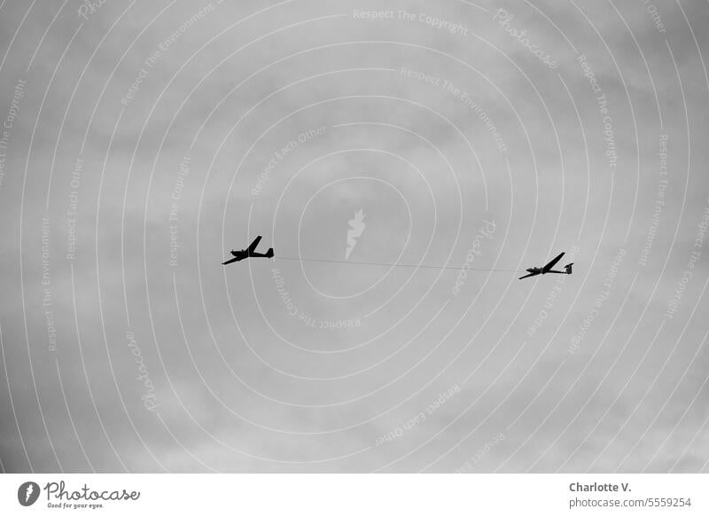 Weites Land | An der Nabelschnur | Flugzeugschlepp - Ein Segelflugzeug wird von einem Motorflugzeug in die Höhe gezogen Segelfliegen 2 Flugzeuge Himmel