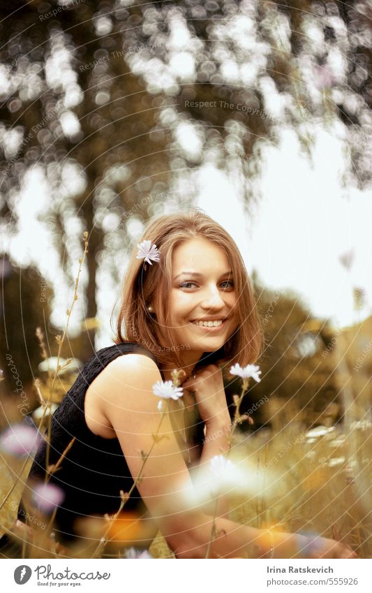 glückliches Lächeln Junge Frau Jugendliche Haare & Frisuren Gesicht Lippen 18-30 Jahre Erwachsene Natur Landschaft Himmel Sonnenlicht Herbst Schönes Wetter Baum