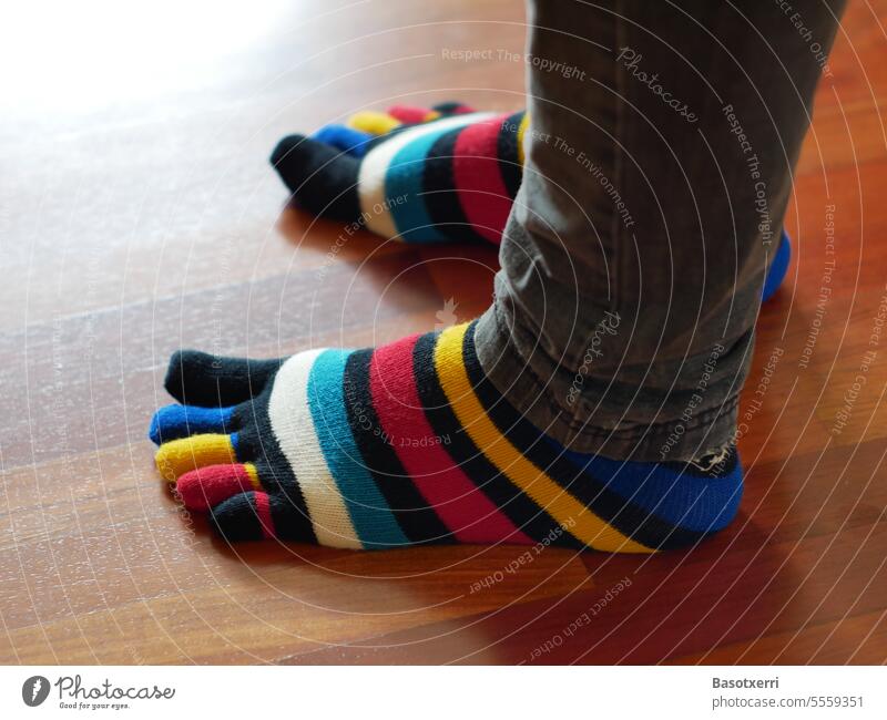 Bunte Socken (Zehensocken) an Kinder- oder Frauenfüssen bunt Kinderfüße Frauenfüße fröhlich sympathisch kindisch zu Hause Innenaufnahme Kindheit