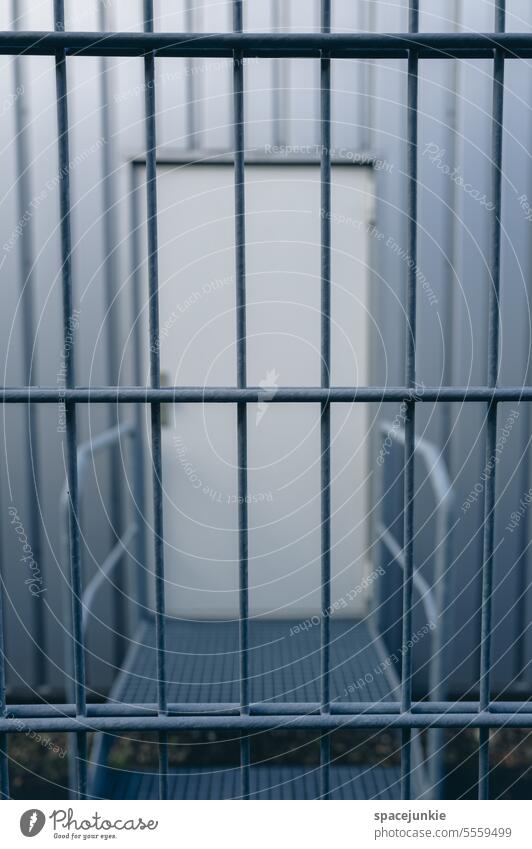 Hinter verschlossenen Türen Gitter Eingang Außenaufnahme Menschenleer Metall Farbfoto Zaun geschlossen Eingangstür Strukturen & Formen Türgriff Tor Eingangstor