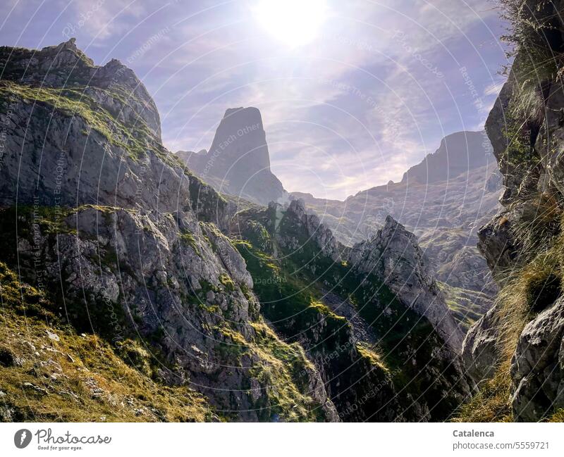 Berglandschaft mit Abgründe Tageslicht Schönes Wetter Natur Sommer Umwelt Felsen Himmel Berge Gipfel Gebirge Landschaft Wolken Berge u. Gebirge