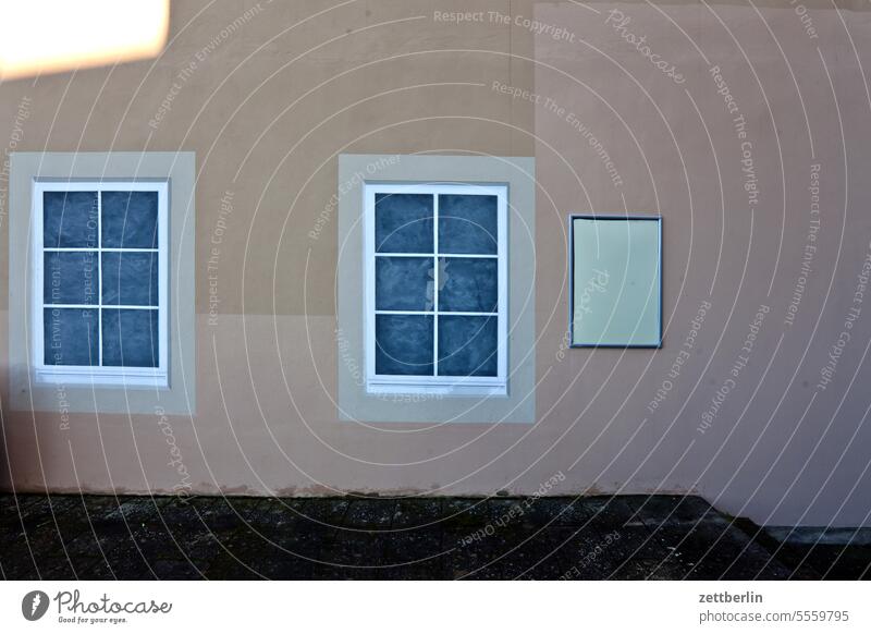 Aufgemalte Fenster haus gebäude fassade fenster aufgemalt camouflage wandmalerei bau sprossenfenster historisch geschichte schloß farbe fläche linie unterschied