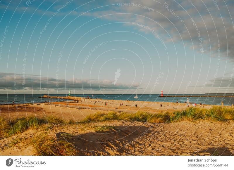 Strand von Warnemünde mit Ausblick auf Westmole Herbst Meer Nebensaison Ostsee Reisen Urlaub Stranddüne Himmel Wolken Ferien & Urlaub & Reisen Küste