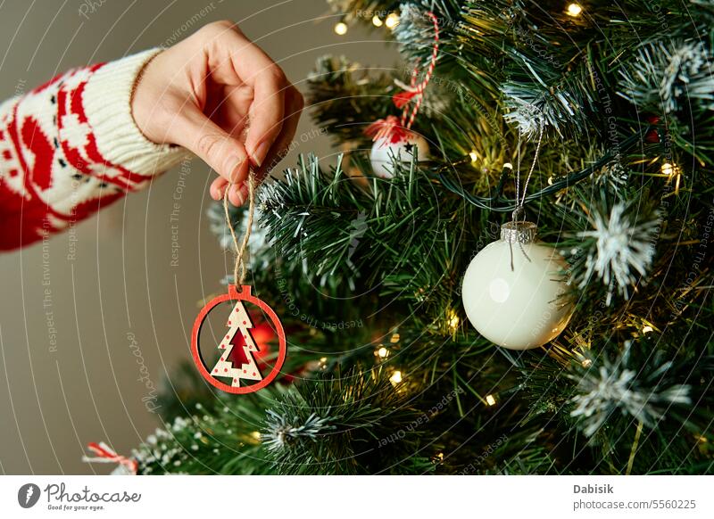 Frau schmückt Weihnachtsbaum Weihnachten Neujahr Baum Hand Dekoration & Verzierung Girlande Tanne Ball festlich Feiertag Hintergrund Zusammensetzung kreativ