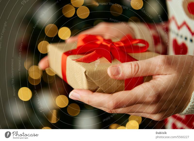 Frau hält Geschenkbox. Geschenk für Weihnachten zu feiern präsentieren Neujahr Überraschung festlich Feiertag Beteiligung Hintergrund Menschen Papier Bändchen
