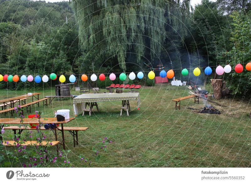 Ende einer Gartenparty - leere Biertische und eine Kette von Luftballons Gartenfest Ballons im Stich lassen Menschenleer Feste & Feiern Party Lebensfreude