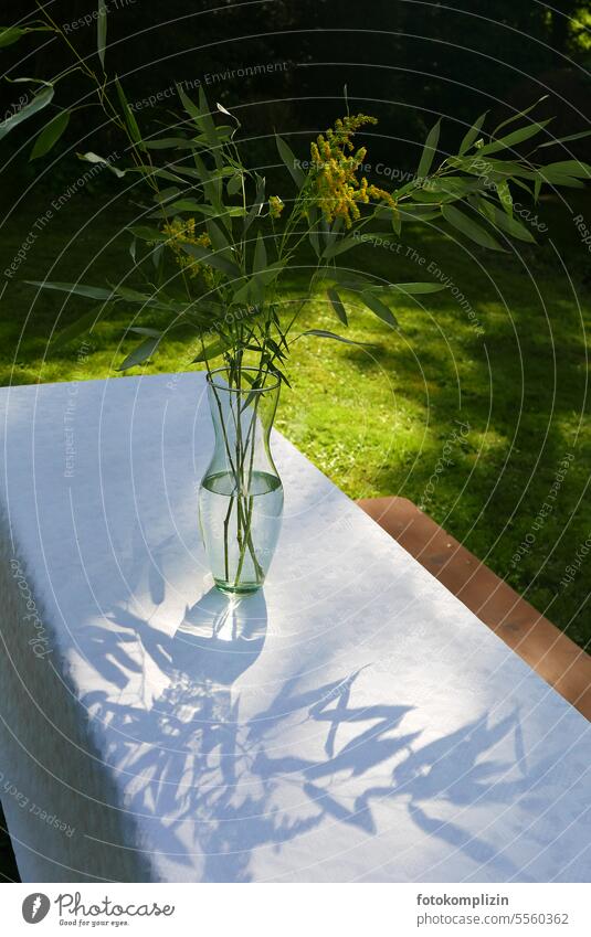 Glasvase mit Schattenspiel auf Gartentisch Gartenfest Vase Sommerfest Fest Dekoration & Verzierung Feier festlich Feste & Feiern Blumenvase Wasser Zweige