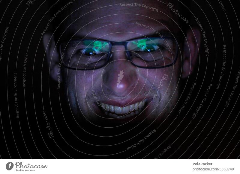 #AS# Bitcoin Guy bitcoin Hacker Hackerangriff verrückt Wahnsinn Brille Farbfoto Porträt Mann Mensch Freude pc Internet
