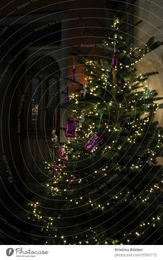 lichterketten weihnachtsbaum mit geschenken christbaum tannenbaum weihnachtslichter baumschmuck weihnachtlich weihnachten weihnachtsmarkt vorfreude dekoration