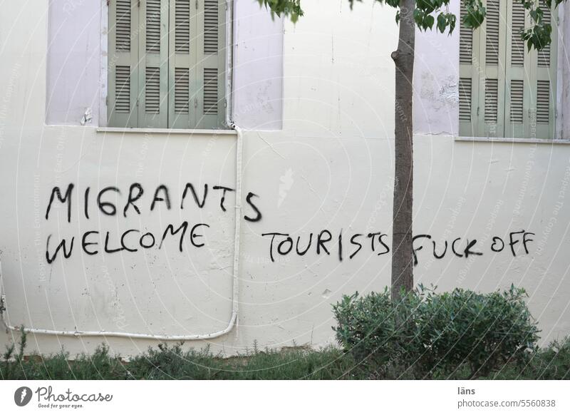 MIGRANTS WELCOME - TOURIST’S FUCK OFF Migrants Tourist Tourismus Welcome Migrants welcome Schriftzeichen Graffiti Fassade Menschenleer Flüchtlinge Willkommen