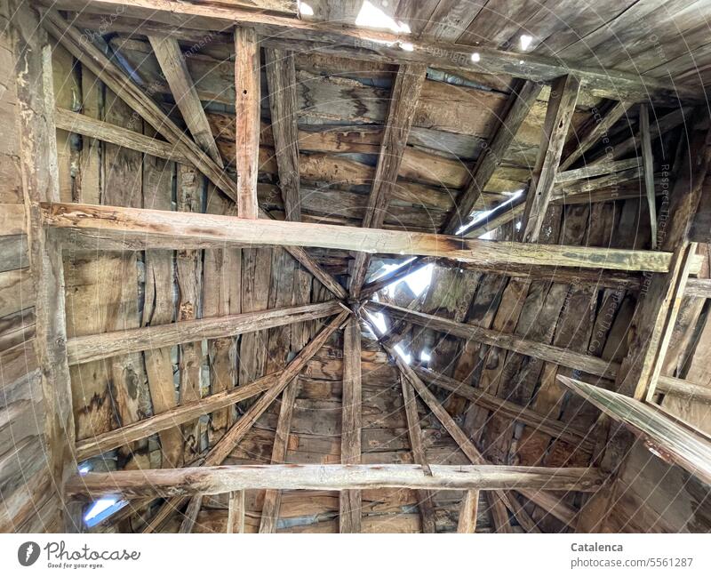 Dachstuhl alt Architektur Bauwerk Haus Holz Dachbalken Balken zerstört baufällig Verfall Vergangenheit Menschenleer kaputt verlassen Unbewohnt Leerstand