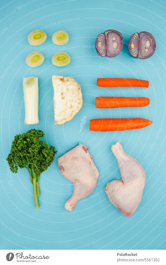 #A0# Hühnersuppe gegen Erkältung - man nehme das Hun, reibt es in Salz ein, schmeißt dann alles in einen Pott, ordentlich Wasser drauf, und lässt es 2 Stunden köcheln. Am Ende 1 LöfGemüse + 1LöfRindBrühe. Nudeln kochen. Auspuhlen. Frische Petersilie drauf.