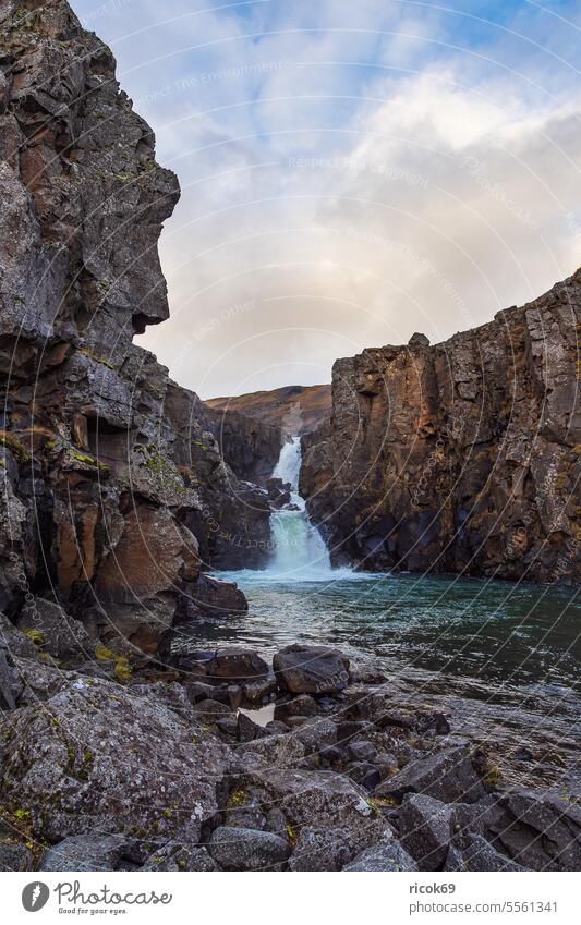 Blick auf den Wasserfall Tófufoss im Osten von Island Fluss Insel Landschaft Natur Berg Felsen Herbst Himmel Wolken blau Idylle Urlaub Reise Tofufoss Reiseziel
