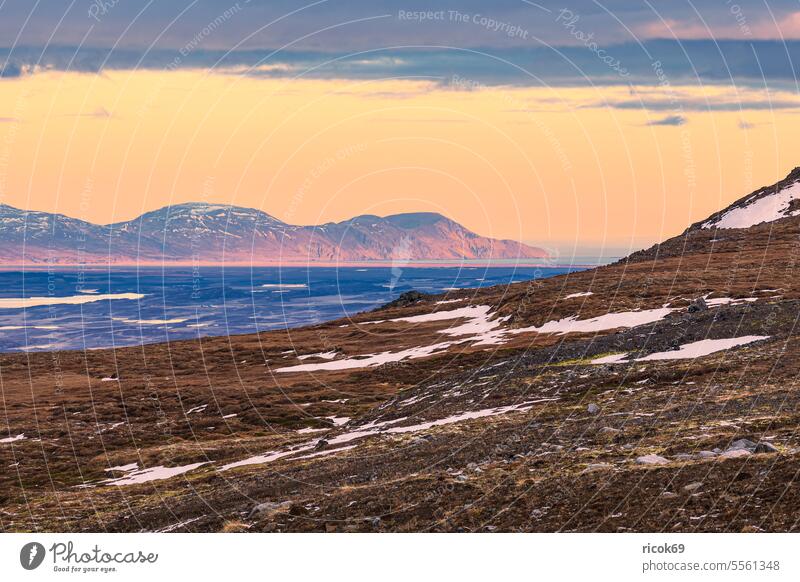 Blick über den See Lagarfljót auf schneebedeckte Berge im Osten von Island Lögurinn Küste Meer Atlantischer Ozean Nordostatlantik Atlantikküste Insel Landschaft