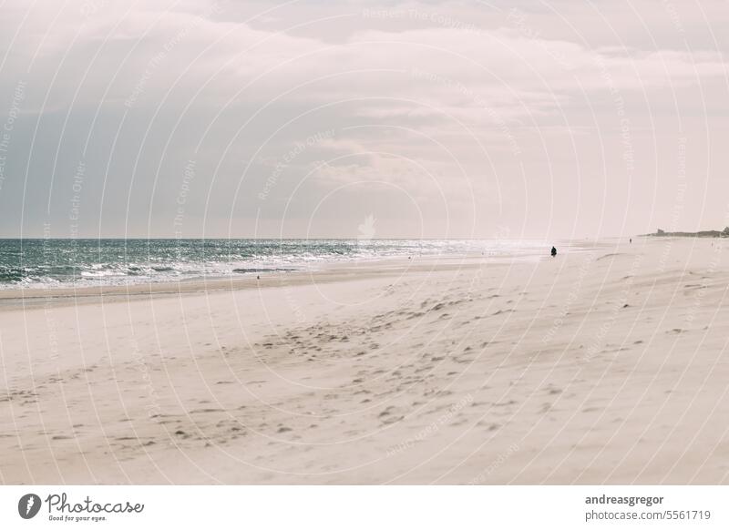 Einsame Strandszene Meer ruhig Sand Reisefotografie Textfreiraum oben Farbfoto Ferien & Urlaub & Reisen Tourismus Europa Portugal Himmel unterwegs Lifestyle
