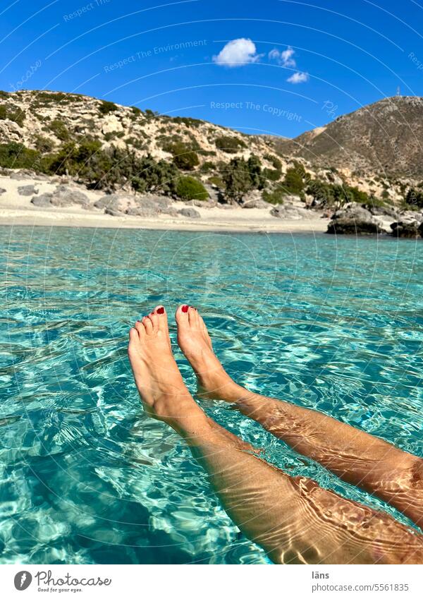 Frau lässt sich entspannt im Meer treiben Beine Mittelmeer Kreta Griechenland Ferien & Urlaub & Reisen Wasser Küste Landschaft Strand Natur Idylle Tourismus