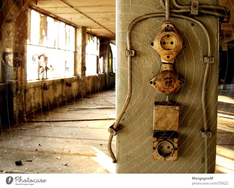 old Fabrik dreckig Schalter Steckdose Fenster Einsamkeit Kabel