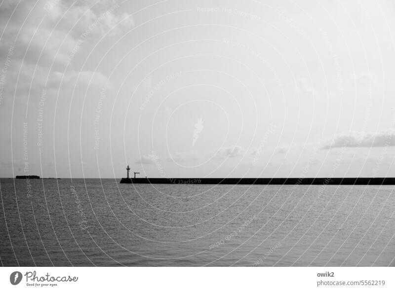 Küstenlinie Mole Leuchtturm Meer Atlantik Wasser Himmel Wolken Klarheit Weite Außenaufnahme Textfreiraum oben Textfreiraum unten Textfreiraum links