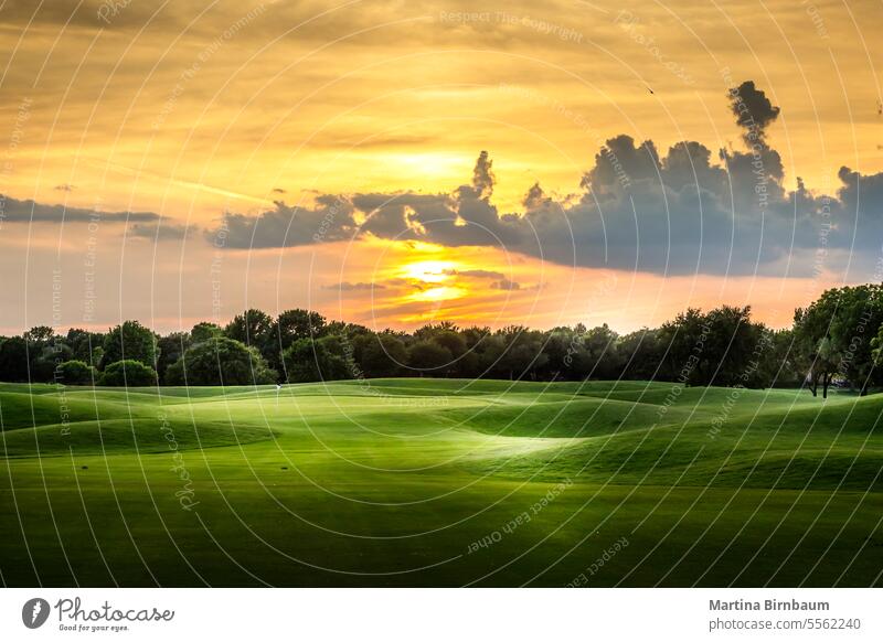 Sonnenuntergang über einem texanischen Golfplatz Texas Fahne Landschaft Sport Feld blau Golfloch grün Himmel sonnig Gras Sommer spielen punta Golfen Baum
