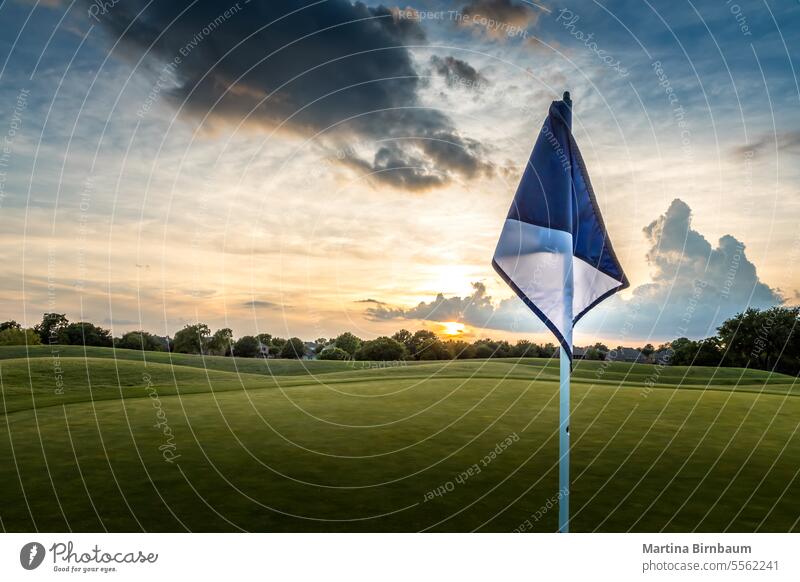 Flagge auf einem texanischen Golfplatz bei Sonnenuntergang Texas Fahne Landschaft Sport Feld blau Golfloch grün Himmel sonnig Gras Sommer spielen punta Golfen