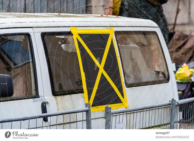 hilfreich | einen Notausstieg im Fahrzeug zu haben Thementag PKW Auto Kraftfahrzeug Fenster Folie DIY selbermachen Amateur Menschenleer Außenaufnahme