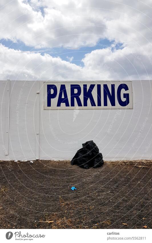 dem KING PAR ihm seine Palastmauer inkl Müllsack Parkplatz Parking Mauer parken Schilder & Markierungen Wand Zeichen Hinweisschild Blau Schrift Weiß