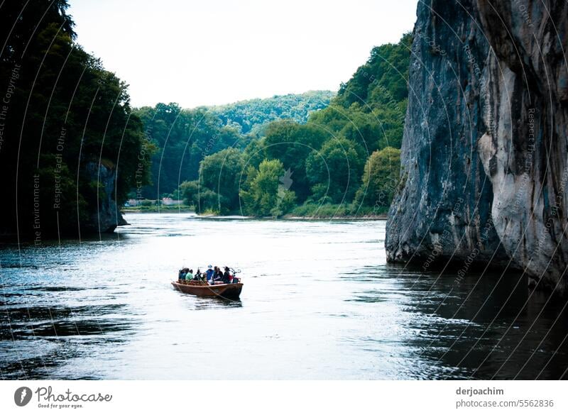 Bootsfahrt durch den Donaudurchbruch bei Weltenburg. Kelheim in Bayern. Außenaufnahme Wasser Menschenleer Sommer Schönes Wetter Tag Farbfoto Schifffahrt