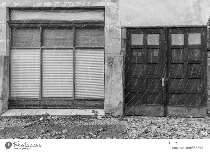 Fenster und Tür in einem Dorf s/w Brandenburg Herbst geschlossen laden Schwarzweißfoto Menschenleer Tag Außenaufnahme b/w b&w ruhig Architektur Bauwerk Gebäude