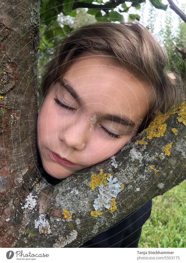 Junge mit geschlossenen Augen in der Natur knabe geschlossene Augen schlafend Schlafenszeit tagträumen Porträt Portrait Astgabel Baum meditieren entspannt