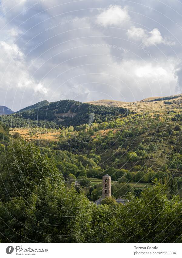Blick auf den Turm der Kirche Saint Climent in Taül (Lleida) inmitten des Herbstwaldes. Katalanische Pyrenäen. Spanien. Romanische Kirche. Landschaft Natur