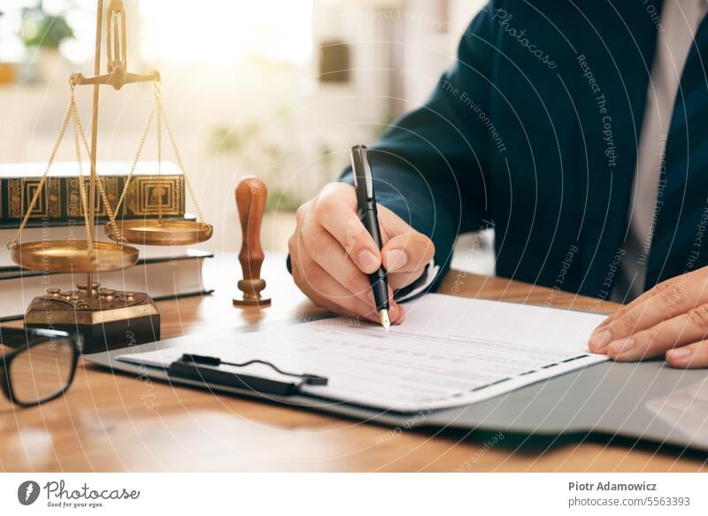 Notar oder Rechtsanwalt, der im Büro arbeitet Öffentlich Anwalt Schreibtisch Schriftstück Person Papier Auftrag legal offiziell Papierkram Unterschrift Siegel