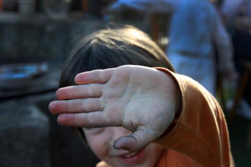 Kind hält Hand vor die Kamera Junge Stop Nein verstecken fröhlich Entschlossenheit abwehren abwehrend Kinderhand Gefühle lächeln stoppen selbstbewußt