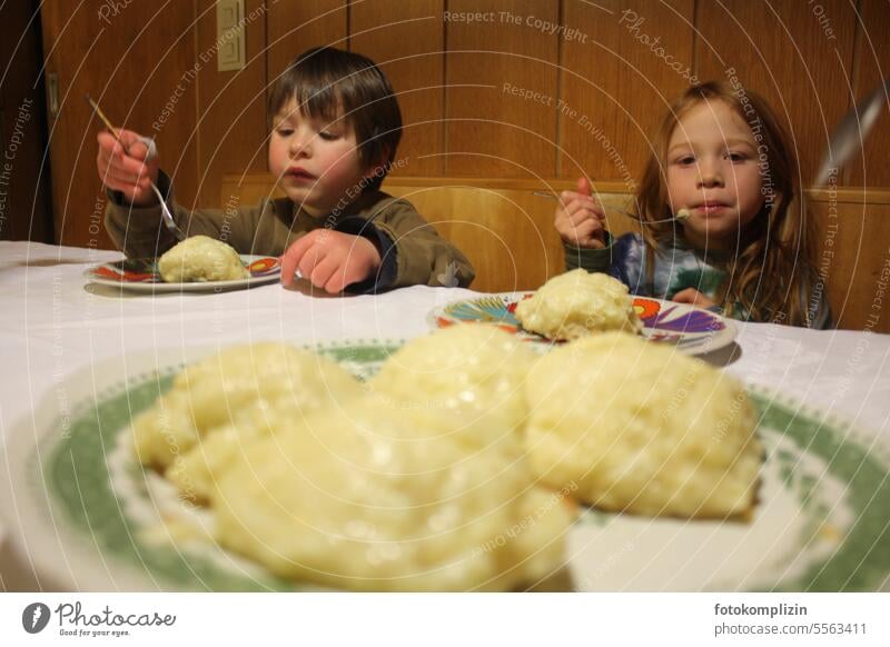 Kinder essen Omas Dampfnudeln süß Lebensmittel Essen lecker Ernährung Nahrungsmittel mädchen Junge niedlich Kindheit essen und trinken Teller Tisch heimelig