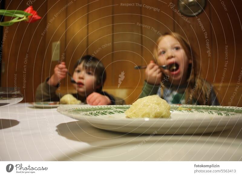 Kinder essen Dampfnudeln - 3 Hefeteig süß Hunger Teller Backwaren Teigwaren genießen Essen lecker Lebensmittel Innenaufnahme frisch backen Ernährung Knödel