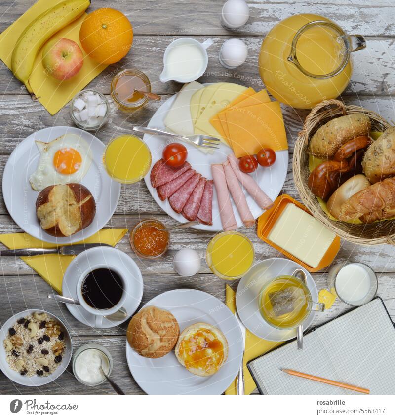 bewusstseinserheiternd an einem trüben Novembermorgen | ein fröhliches üppiges buntes sonniges Frühstück Brunch Essen reichlich Auswahl reichhaltig viel