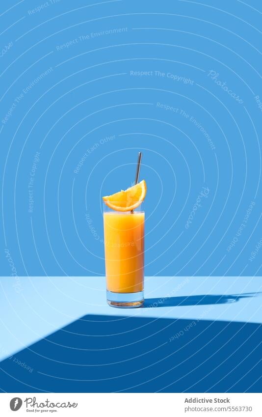Glas Cocktail mit Orangenscheibe Saft orange frisch trinken Erfrischung Scheibe Frucht Zitrusfrüchte Getränk Gesundheit dienen geschmackvoll lecker organisch